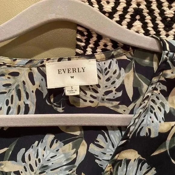 EVERLY TROPICAL CROP TOP BLUE GREEN S - Picture 2 of 4